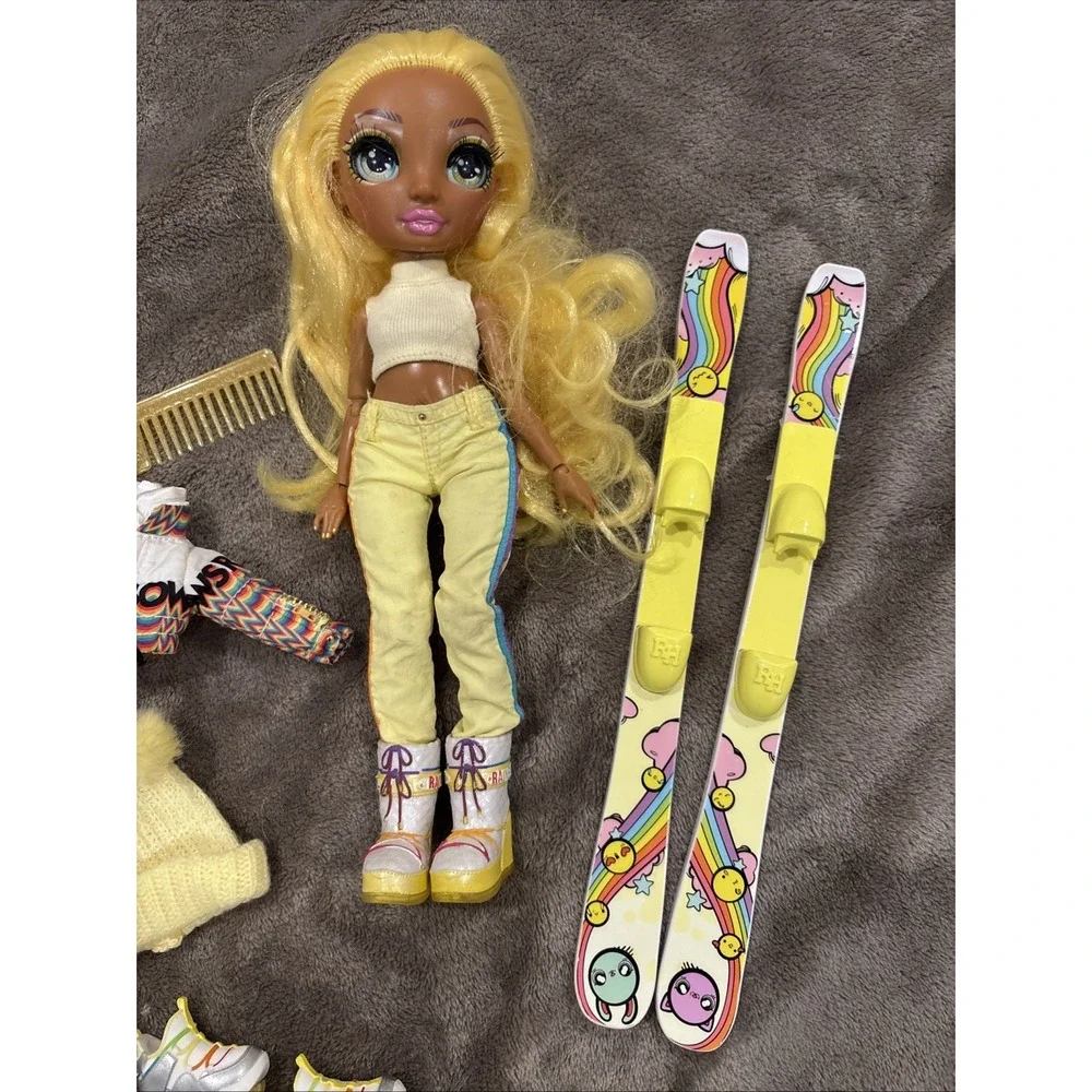Rainbow High Winter Break Sunny Madison Fashion Doll Outfits Skis Shoes‎
